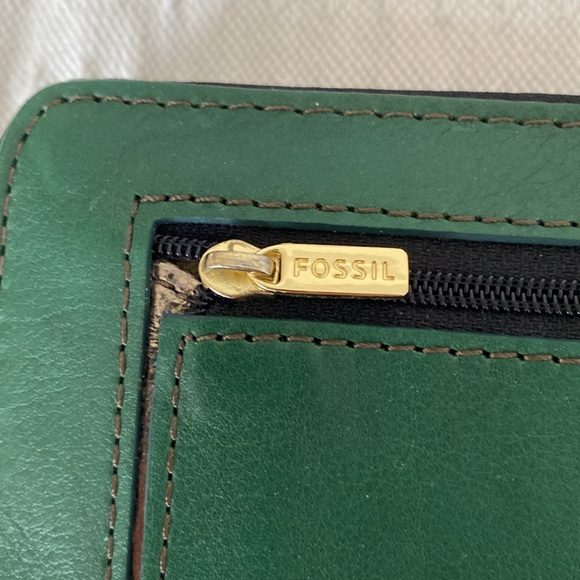 NWOT Fossil wristlet - Picture 4 of 8